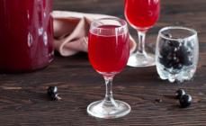 How to make delicious blackcurrant liqueur at home
