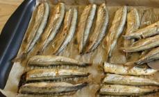 Capelin in the oven with potatoes Bake capelin with potatoes