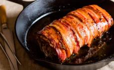 Gebackenes Schweinefleischcliping in Speck Einfache Möglichkeit, Schweinefleisch mit Speck im Ofen zu backen: Schritt-für-Schritt-Rezept