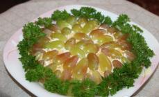 Tiffany salad with smoked chicken and grapes