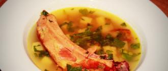 So bereiten Sie Erbsensuppe mit geräuchertem Fleisch oder magerer Suppe zu