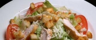 Caesar salad with smoked chicken and crackers